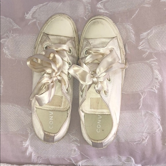 converse with ribbon laces